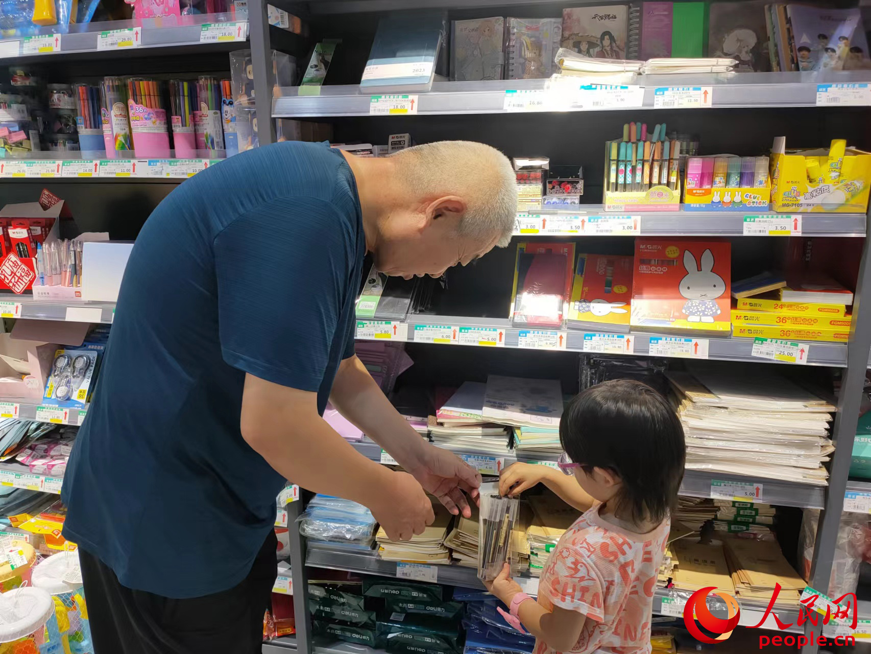 家长正在为孩子选购学习用具。人民网记者 乔业琼摄