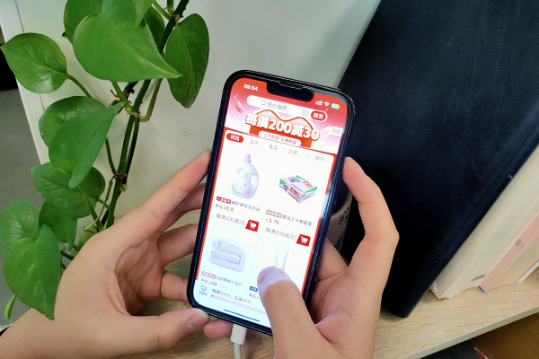 消费者正在浏览电商平台大促活动。人民网记者 乔业琼摄