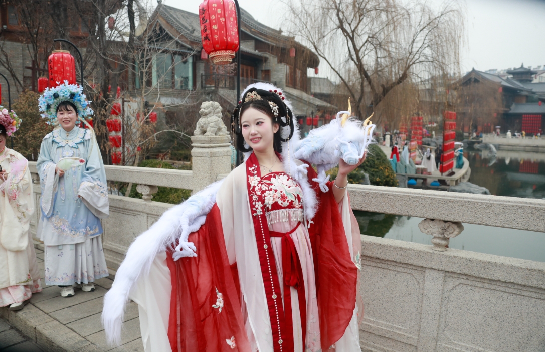 �����عųǾ�����һλ�ο����������������������δ����ա����������� ��־Զ��