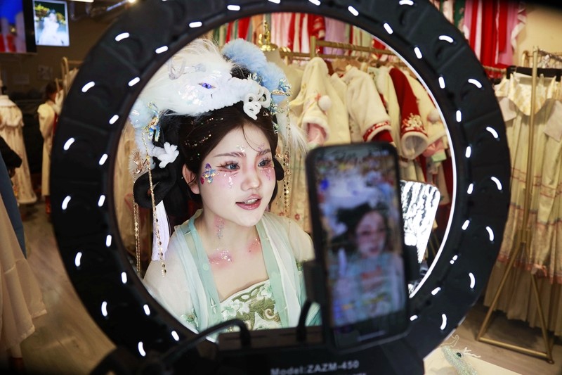 �ں���ʡ������һ�Һ������һλͷ������ͷ�ε��������ƹ㺺���Ļ������������� ��־Զ��