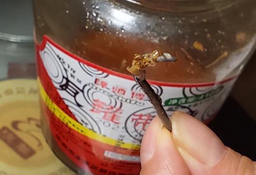 网友通过人民网“人民投诉”反映在网购的罐装带鱼中吃出铁钉。（图片来自“人民投诉”用户）